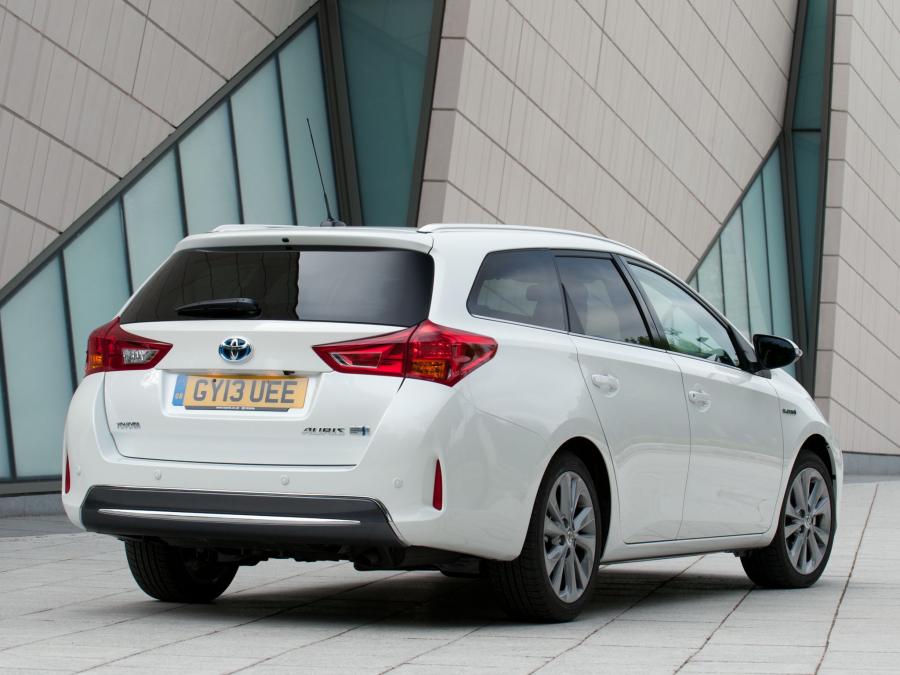  Toyota Auris Touring Sports Hybrid 2013 года  (UK) (фото 9 из 25)
